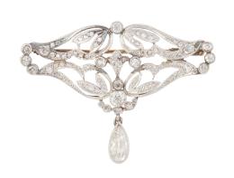 47.  Broche Belle Epoque de brillantes con decoración calada y diamante talla pera colgante del frente de 0,60 ct