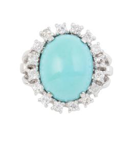 293.  Sortija con cabuchón de turquesa orlado de brillantes engastados en garras y brazos de la montura rematados en tres ramas