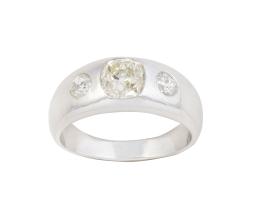 311.  Sortija tresillo de brillantes de talla antigua engastados en carril, el central de mayor tamaño