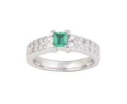 299.  Sortija con esmeralda cuadrangular central de 0,38 ct, flan