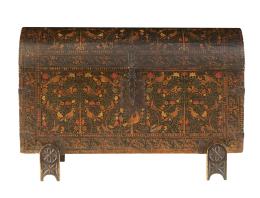 1243.  Baúl con tapa de medio cañon de madera laqueada y pintada con flores y pájaros.Trabajo novohispano, S. XVIII.