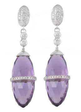 210.  Pendientes largos con gran gota facetada de amatista decorada con anillo de brillantes, que pende de discos cuajados de brillantes