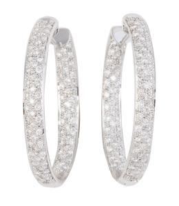 294.  Pendientes criollas de perfil oval, con pavé de brillantes en el frente y en el interior del aro