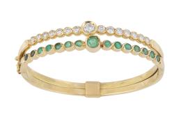 286.  Brazalete con dos aros rígidos de chatones de brillantes y esmeraldas respectivamente, las centrales de mayor tamaño
