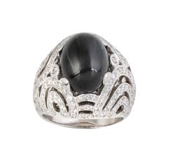 317.  Sortija bombée con cabuchón de zafiro de 8,58 ct, y aro con diseño de bandas de brillantes en diseño calado