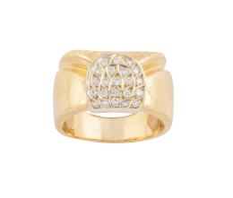 170.  Sortija ancha con semicírculo de brillantes y banda de oro matizado en decoración asimétrica