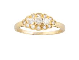 165.  Sortija de brillantes en frente lobulado, con trío de brillantes central de mayor tamaño