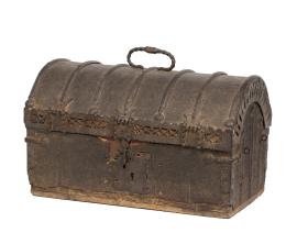 1084.  Arquilla gótica barreada rematada por conchas, con tapa de medio cañón y cuero grabado y alma de madera.España, S. XV.