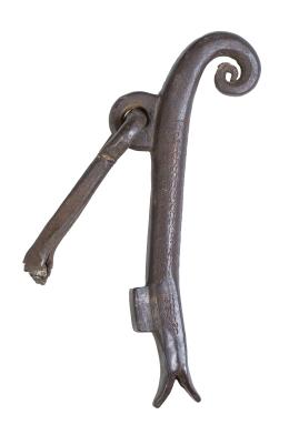 1070.  Llamador zoomorfo de hierro.España, S. XVII.