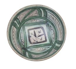 568.  Escudilla de cerámica esmaltada en verde y manganeso.Paterna, S. XIV.