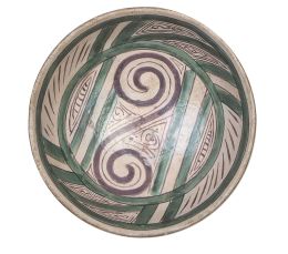 570.  Escudilla de cerámica esmaltada en verde y manganeso.Paterna, S. XIV.