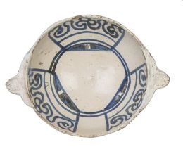 567.  Escudilla de orejas de cerámica esmatada en azul y blanco con decoración de coronas.Manises, S. XV.