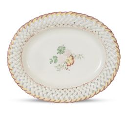 653.  Bandeja de cerámica esmaltada de la serie de las flores alemanas.Alcora, (1781-1825).