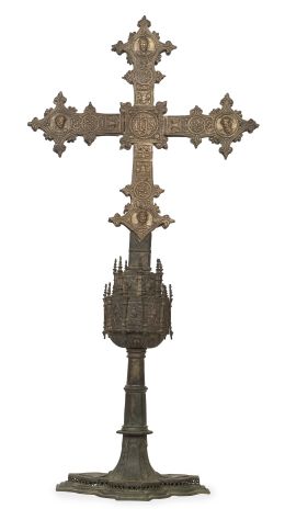 559.  Cruz tardo gótica de metal con alma de madera.España, h. 1500.