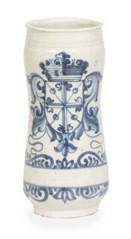 1005.  Bote de farmacia de cerámica esmaltada en azul cobalto con escudo de los dominicos.Talavera, S. XVIII.