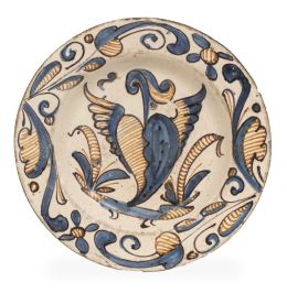 540.  Plato de cerámica esmaltada de la serie tricolor con corazón alado en el asiento.Talavera, S. XVII.