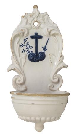 1249.  Pila benditera de cerámica esmaltada con escudo en azul.Talavera, S. XVIII.