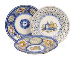 944.  Lote de tres platos de cerámica esmaltada en verde, azul y ocre.Ribesalbes, S. XIX.