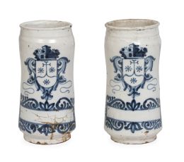 1193.  Pareja de botes de farmacia de cerámica esmaltada en azul cobalto y blanco con escudo carmelita.Talavera, S. XVIII.