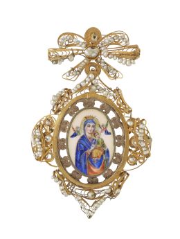 13.  Colgante en oro c. 1800 con esmalte de la Virgen con el Niño en marco de filigrana de oro con perlas aljófar,que pende de motivo de lazo