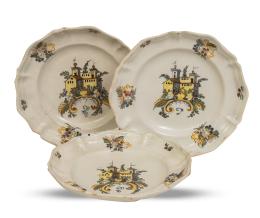 1254.  Lote de tres platos de cerámica esmaltada de la serie Álvaro.Alcora, segunda época, (1760-1780).