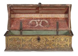 1188.  Arqueta eucarística de madera tallada, esgrafiada, dorada y policromada, con leyenda latina.España, h, 1600.