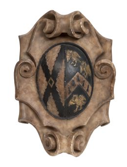 1163.  Escudo en alabastro tallado con cueros recortados y parcialmente policromado.Trabajo italiano, S. XVIII.