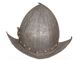 1165.  Morrión de acero con bandas grabadas.Milán, Italia, S. XVI.