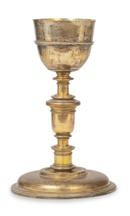 1002.  Cáliz limosnero de bronce dorado y copa de plata sobredorada.Trabajo castellano, h. 1600.