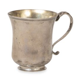 1116.  Taza mexicana de plata con asas en forma de "S". Con marcas.Virreinato de Nueva España, S. XVIII.