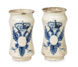 963.  Pareja de botes de farmacia de cerámica esmaltada en azul y blanco con águila bicéfala coronada.Talavera, S. XVIII.