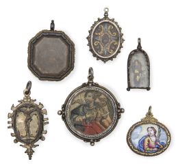 1006.  Conjunto de seis relicarios con marcos de plata y uno de bronce, alguno esmaltado, otro con filacterias y otro de capilla.España, S. XVII - XVIII.
