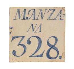 947.  Azulejo de cerámica esmaltada en azul y blanco con leyenda "Manzana 328".S. XIX.