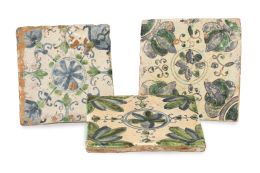 979.  Conjunto de tres azulejos de cerámica en verde, manganeso y azul con flores.Aragón, S. XVII.