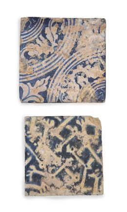 984.  Dos azulejos de cerámica esmaltada en azul y blanco.Uno gótico del S. XV decorado con huesos, el otro del S. XVII.
