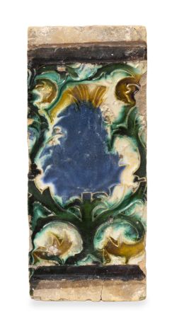 986.  Azulejo de tabla de cerámica de arista, en verde, azul y melado, decorado con una piña.Sevilla, S. XVI.