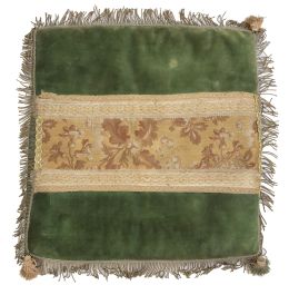 968.  Almohadón en terciopelo verde y bordado de aplicación con flores (posterior).España, S. XVII.