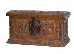 1246.  Arquilla de madera tallada con cerradura de hierro recortada.Trabajo virreinal, S. XVIII.