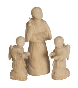 1242.  Santiago apóstol con dos ángeles arrodillados en alabastro tallado.Trabajo virreinal, S. XVIII.