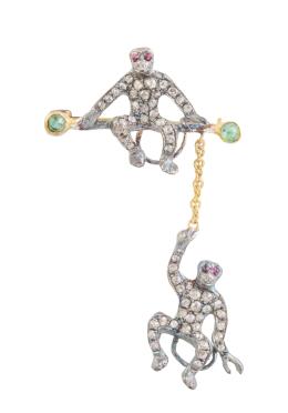 12.  Broche estilo S. XIX con monos de diamantes, decorados con ojos de rubíes y esmeraldas en la barrita
