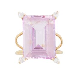 202.  Sortija rosa de Francia enmarcada con cuatro chatones de brillantes en las esquinas y montura en hilo de oro