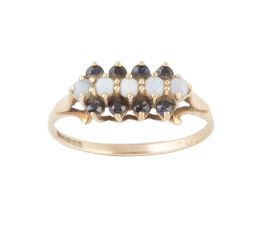 61.  Sortija con cinco ópalos entre bandas de zafiros