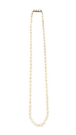 160.  Collar de un hilo de perlas cultivadas, con cierre decorado con tres perlas