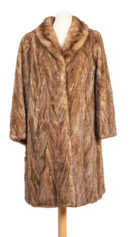 469.  Abrigo largo vintage de piel de visón marrón realizado con piezas pequeñas 