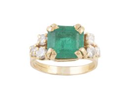 235.  Sortija con esmeralda cuadrada central flanquead por tríos de brillantes 