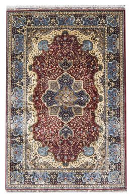 639.  Alfombra en lana con profusa decoración en azul y beige sob