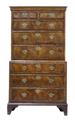 1283.  "Chest on chest" reina Ana de madera de nogal con marquetería de espina de pez.Inglaterra, h. 1710.