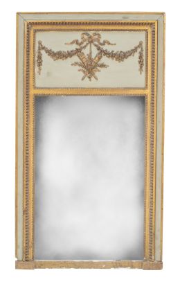 666.  "Trumeau" de madera tallada, policromada de verde y dorada.