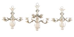 730.  Juego de tres apliques modernos de metal pintado de blanco, uno de ellos de mayor tamaño.