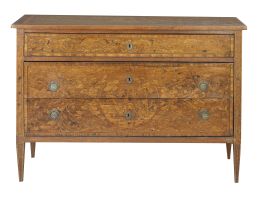 1315.  Cómoda neoclásica de madera frutal decorada con hojarascas 